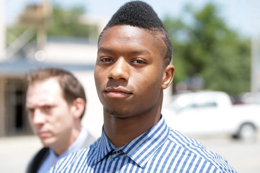 Oklahoma freshman running back Joe Mixon leaves Cleveland County Courthouse in Norman,...