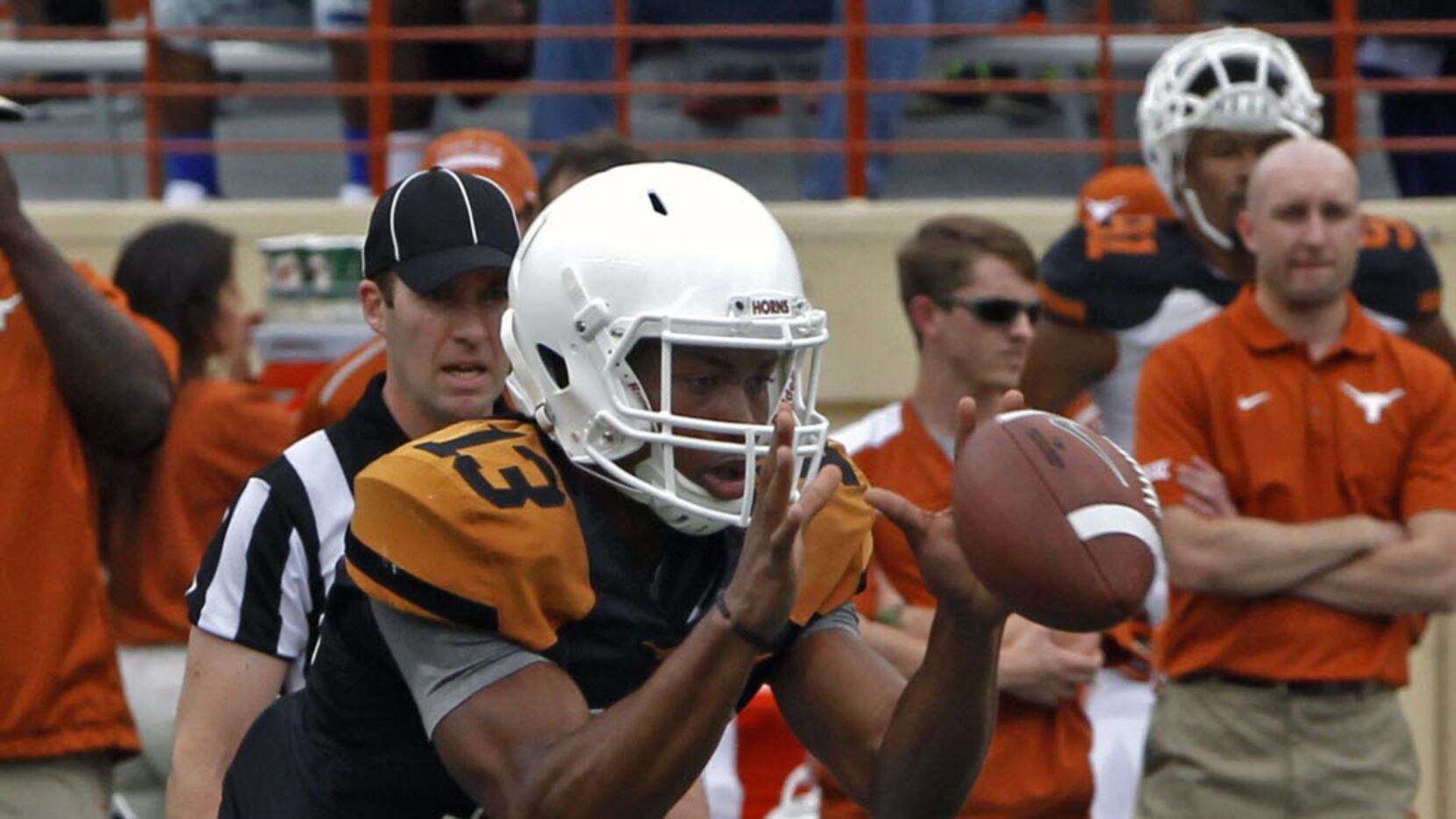 Texas quarterback Tyrone Swoopes takes the snap during the first quarter of Texas' Orange...