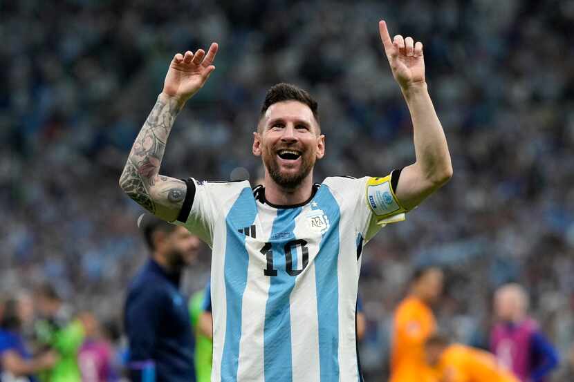 Lionel Messi de Argentina celebra al final del partido de cuartos de final de la Copa del...