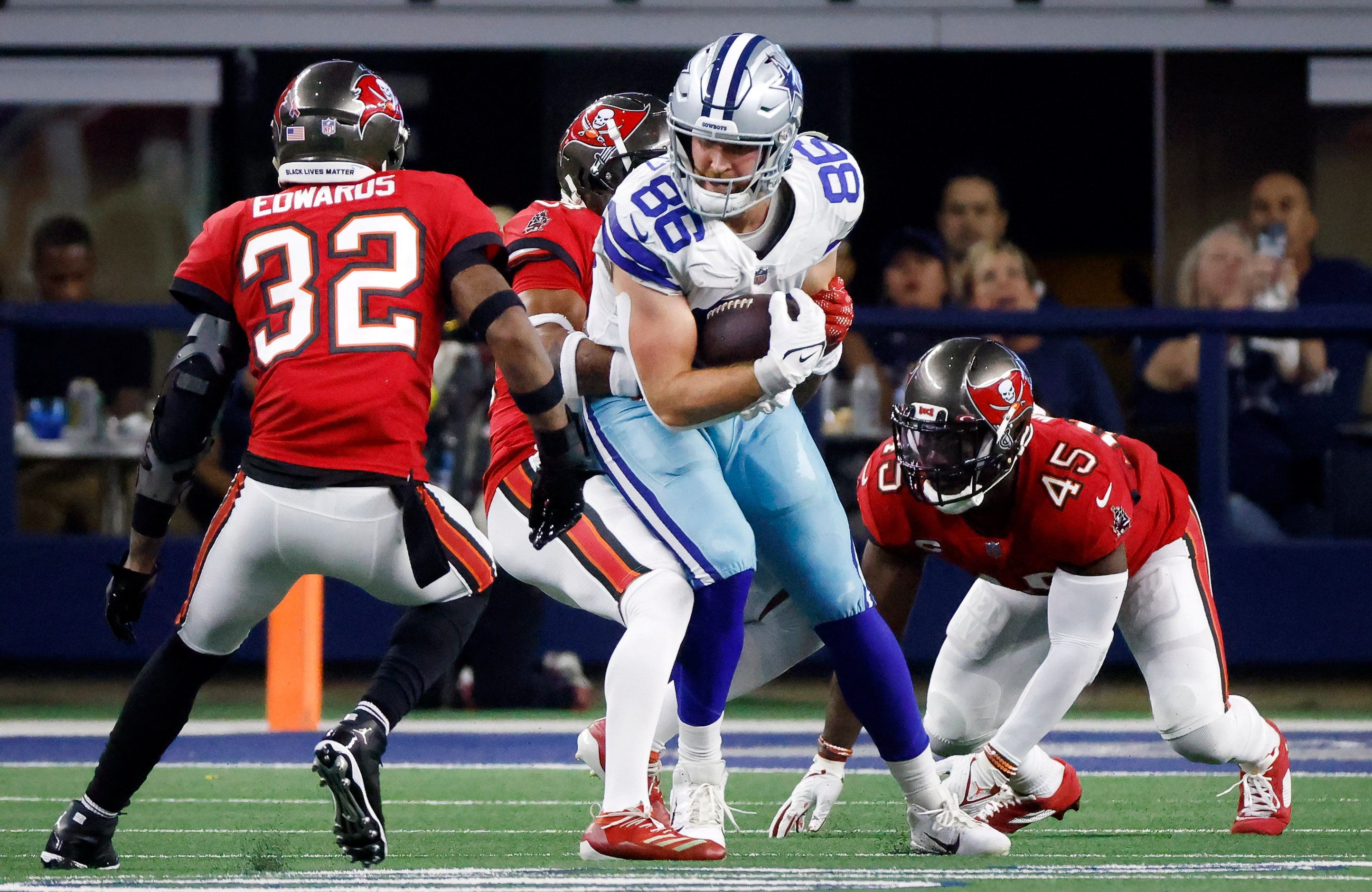 Dallas Cowboys tight end Dalton Schultz (86) completes a pass against the Tampa Bay...