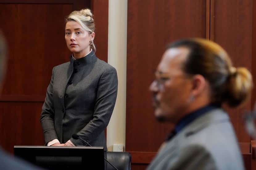 Los actores Amber Heard y Johnny Depp mientras el jurado sale de la sala para almorzar en el...