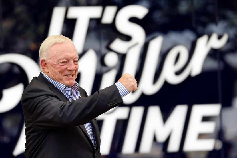 El propietario de los Dallas Cowboys, Jerry Jones, levanta el puño para resaltar su nueva...