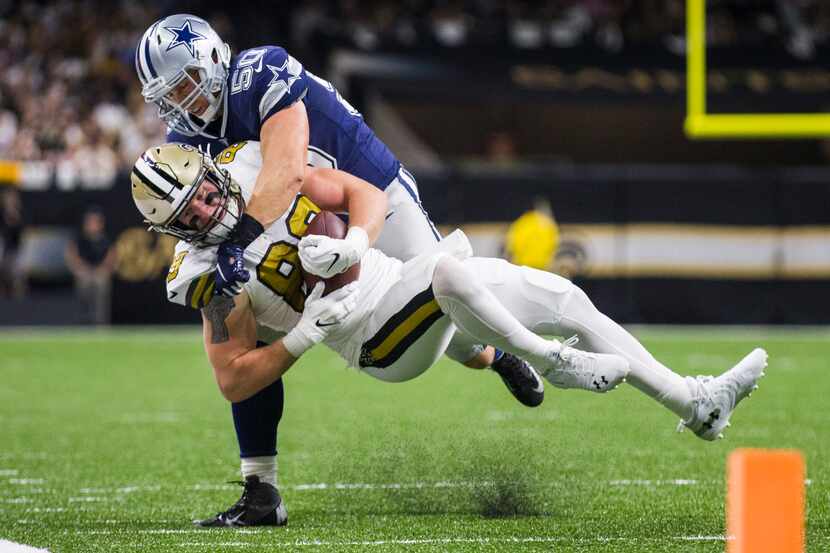 El apoyador de los Dallas Cowboy, Sean Lee (50), derriba al ala cerrad de los Saints de...