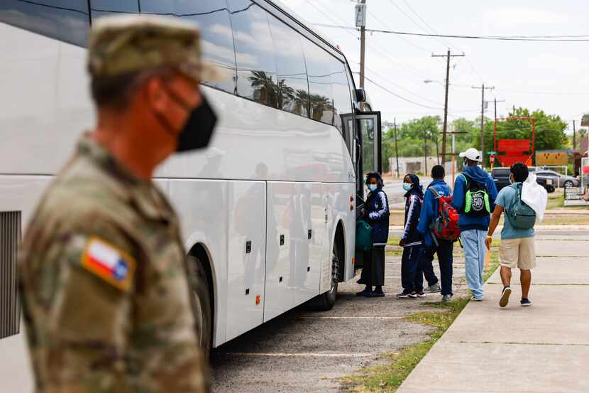Varios migrantes se suben a un autobús en Del Río, Texas, el miércoles 20 de abril de 2022....