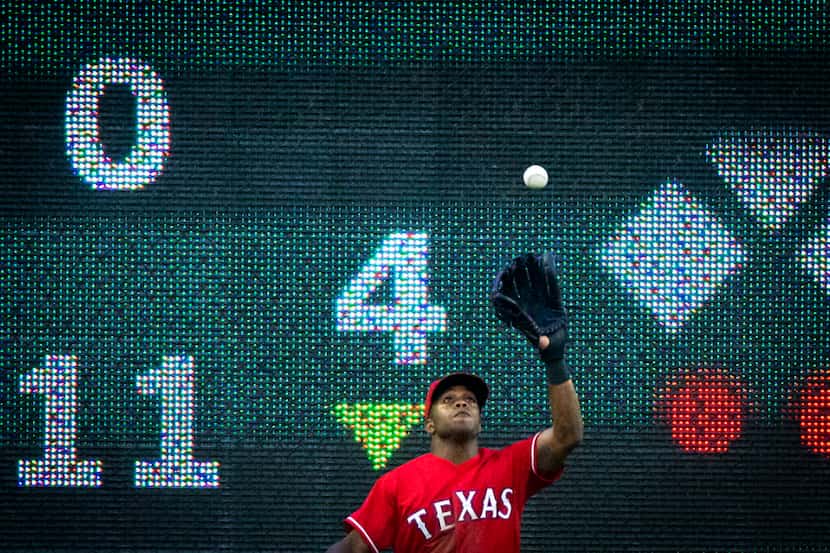 Texas Rangers left fielder Delino DeShields makes the catch on a sacrifice fly off the bat...