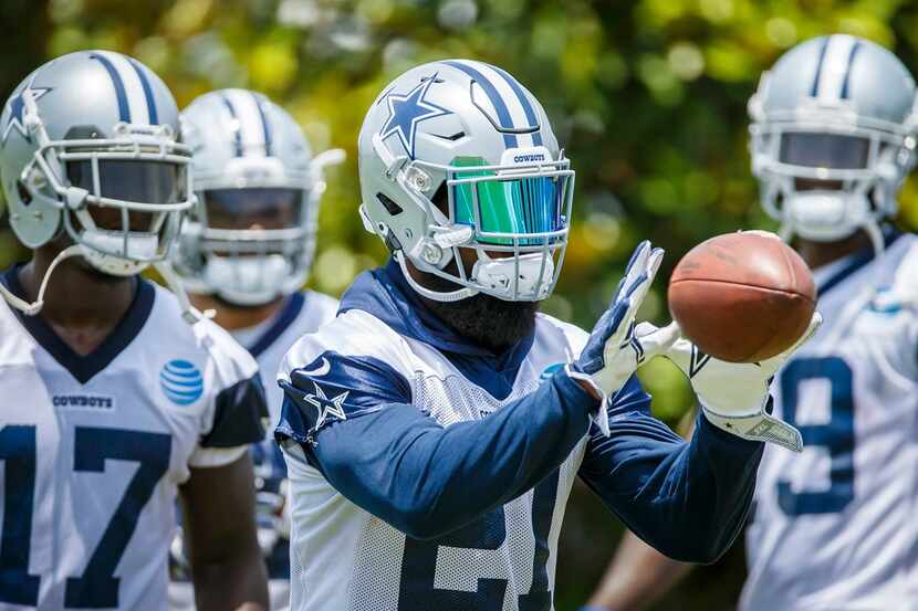 Dallas Cowboys running back Ezekiel Elliott (21) catches a pass during the team's minicamp...