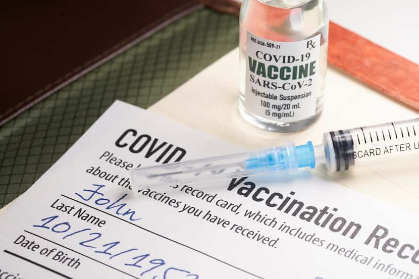 Si recibí una vacuna contra covid-19 en las primeras dosis, ¿puedo recibir el refuerzo de...