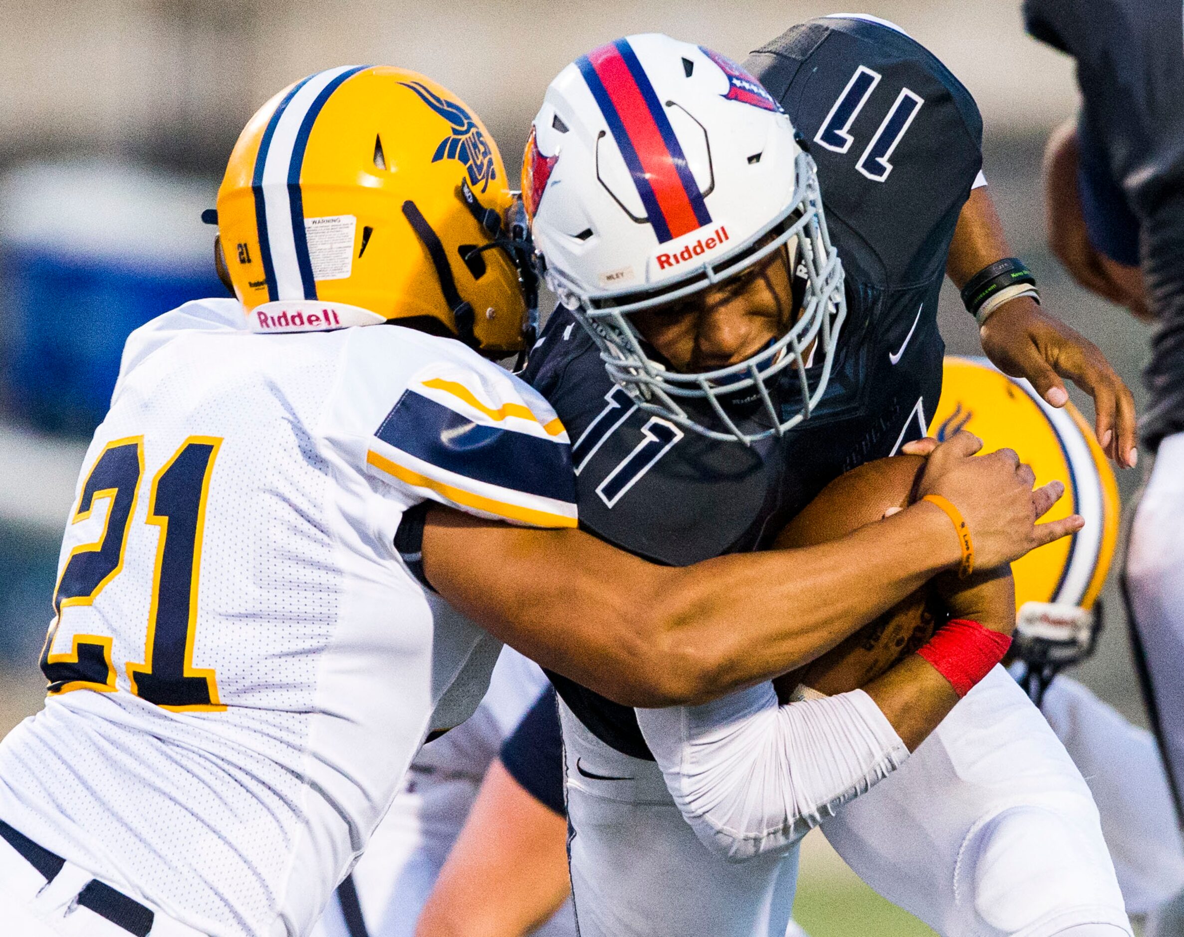 Arlington Lamar High School outside linebacker Rodney Wu (21) tackles Richland High School...