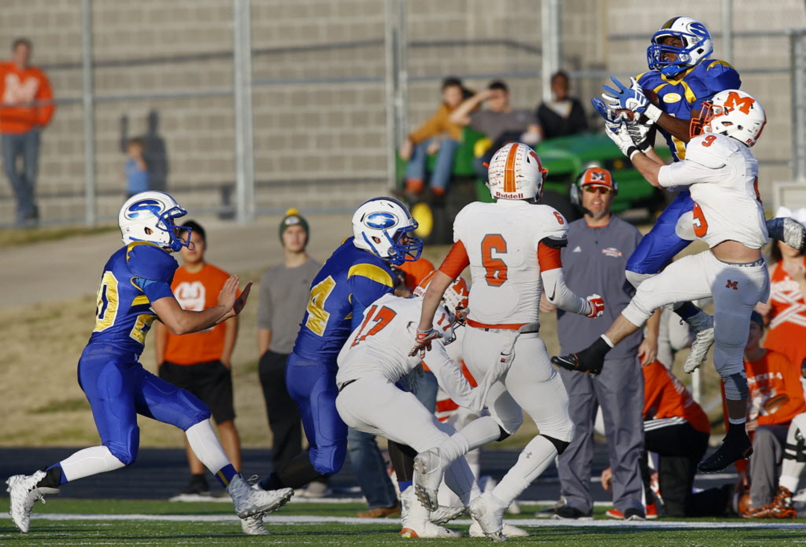 TXHSFB Sunnyvale's Chima Enyinna (1) and Mineola's Chantz Perkins (9) go after the ball on...