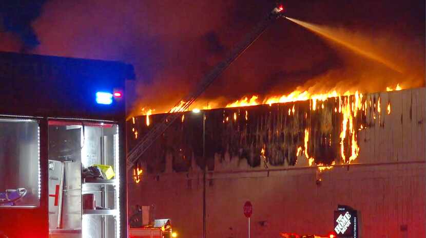 Unos 70 bomberos respondieron a la emergencia de incendio en un almacén abandonado en 9306...