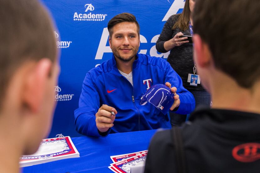 Texas Rangers pitcher Shawn Tolleson signs autographs on Friday, January 8, 2016 at Academy...