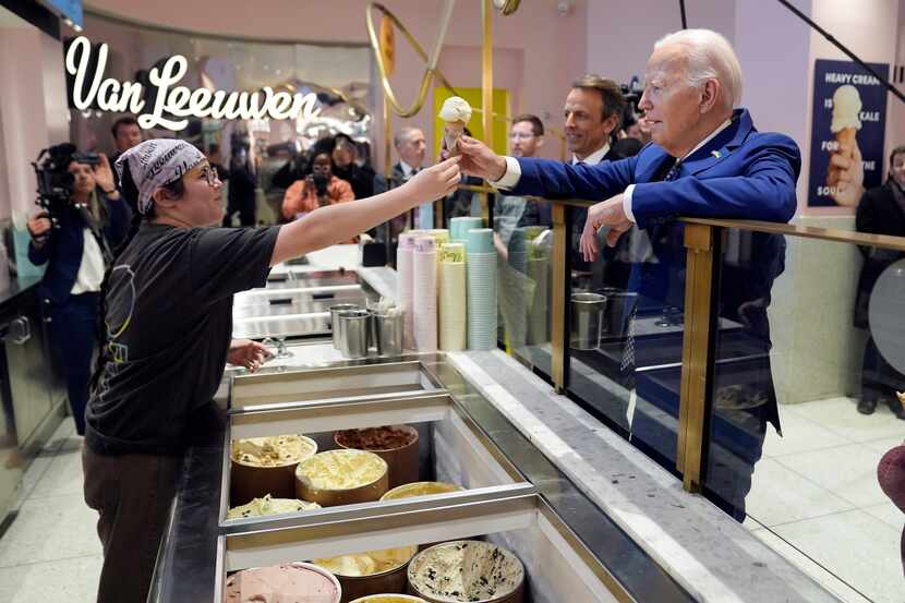El presidente Joe Biden recibe un helado en la heladería Van Leeuwen Ice Cream, el lunes 26...