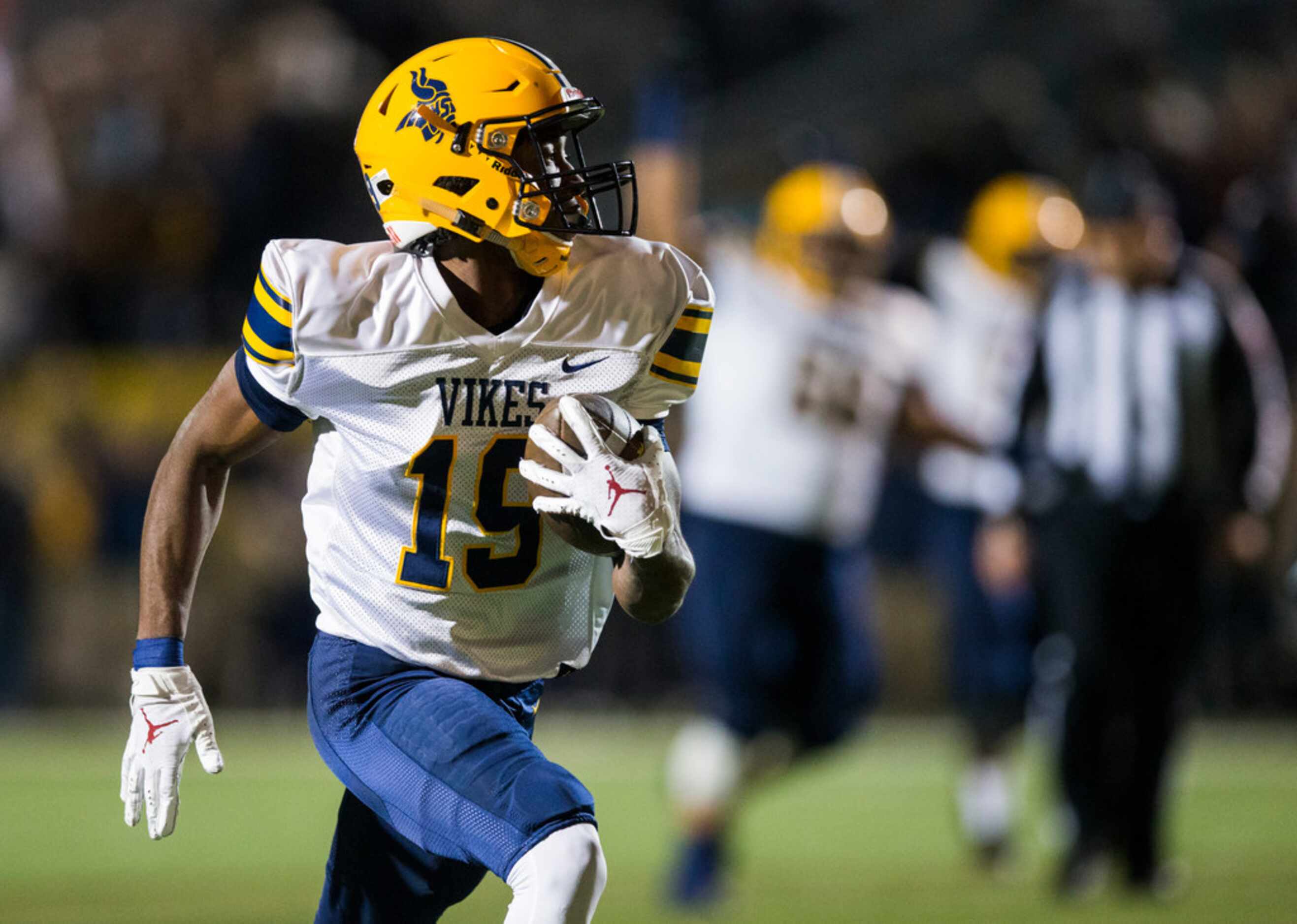 Arlington Lamar wide receiver Trevon West (19) runs to the end zone for a touchdown during...