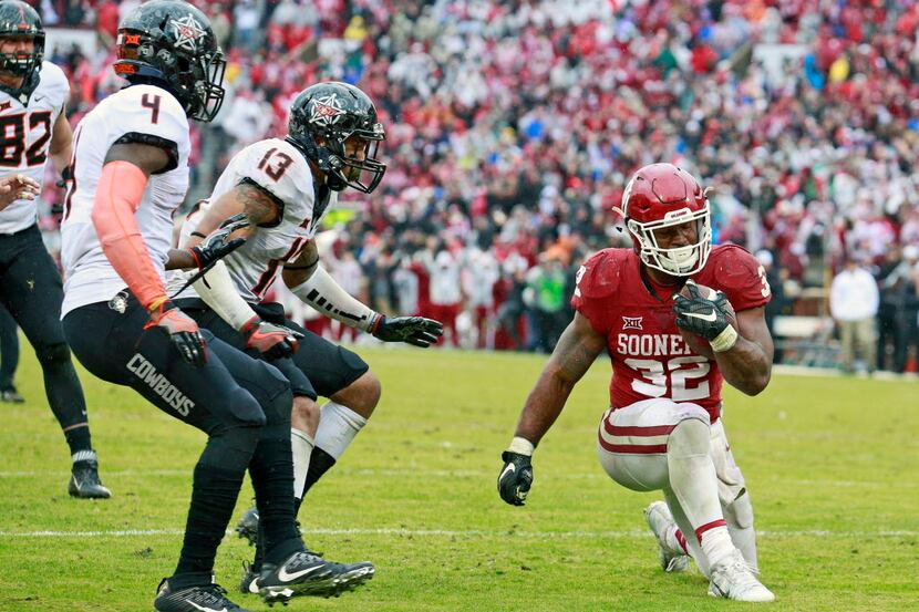 NORMAN, OK - DECEMBER 3:  Running back Samaje Perine #32 of the Oklahoma Sooners takes a...
