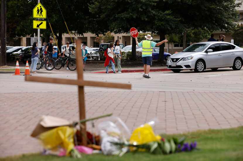 Una cruz con flores fue colocado en el lugar done murió Landon Bourque, estudiante de la...