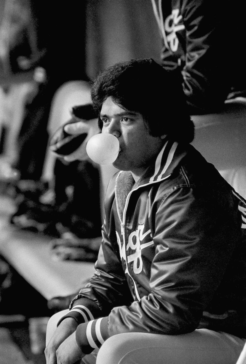 ARCHIVO - El lanzador de los Dodgers de Los Ángeles Fernando Valenzuela hace una bomba de...