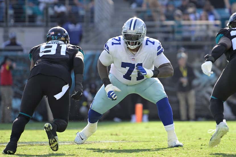 Dallas Cowboys offensive tackle Jason Peters (71) sets up to block in front of Jacksonville...