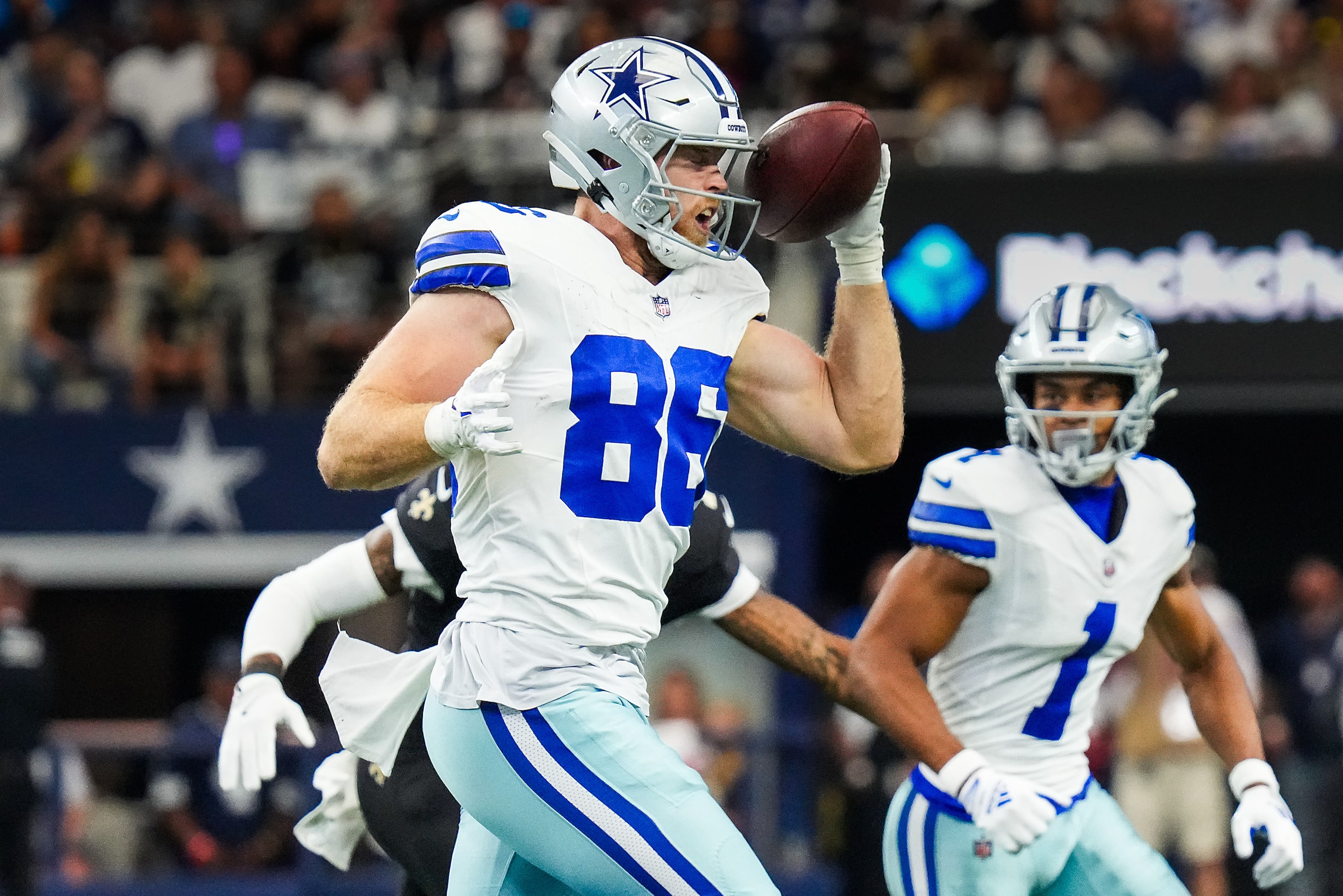 Dallas Cowboys tight end Luke Schoonmaker (86) makes a one-handed catch during the first...