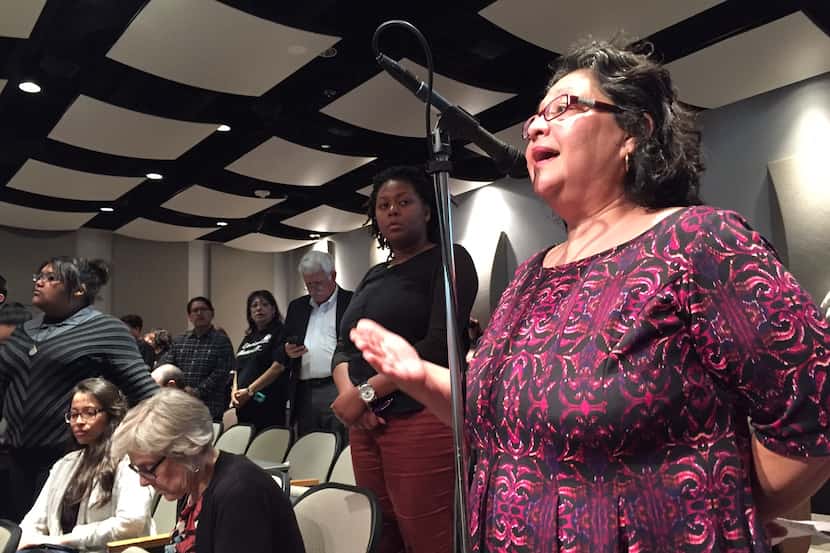 Oradores exigieron más transparencia al distrito escolar y los vocales. 
