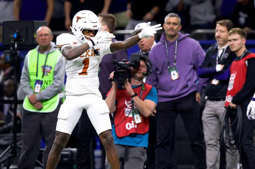 Texas Longhorns wide receiver Xavier Worthy (1) picks up a first down against the Washington...