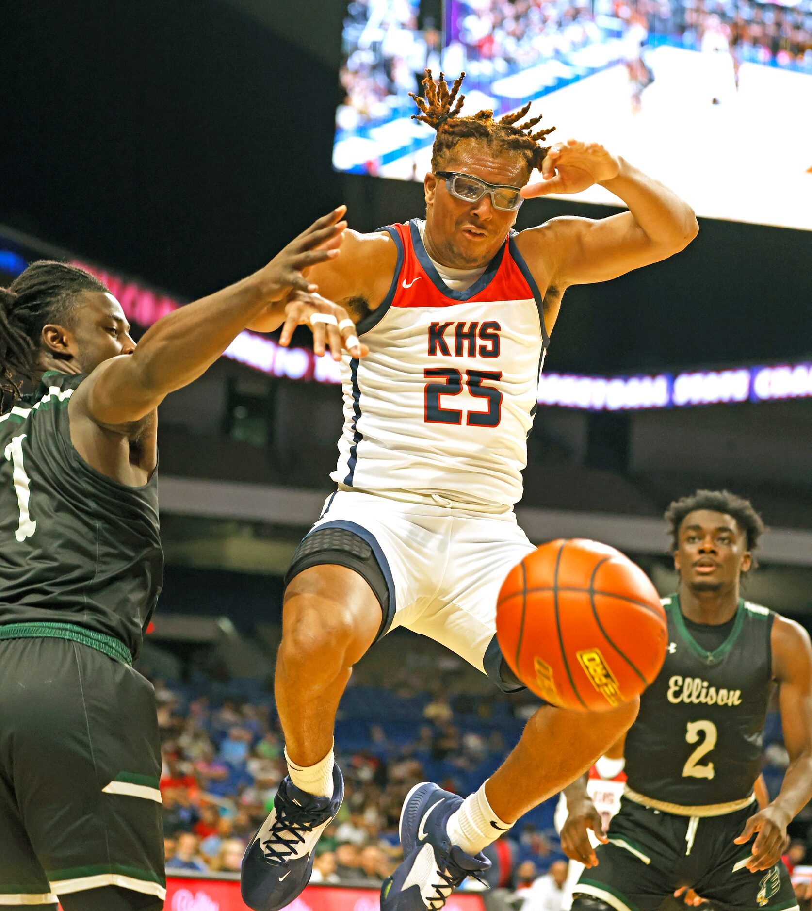 Dallas Kimball Tra’von Rhinehart (25) battles Killeen Ellison Jamyron Keller (1) for a...