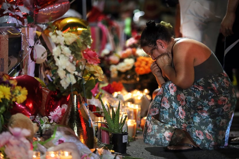 Decenas de personas siguen honrando a las víctimas de la masacre del sábado en El Paso, Texas
