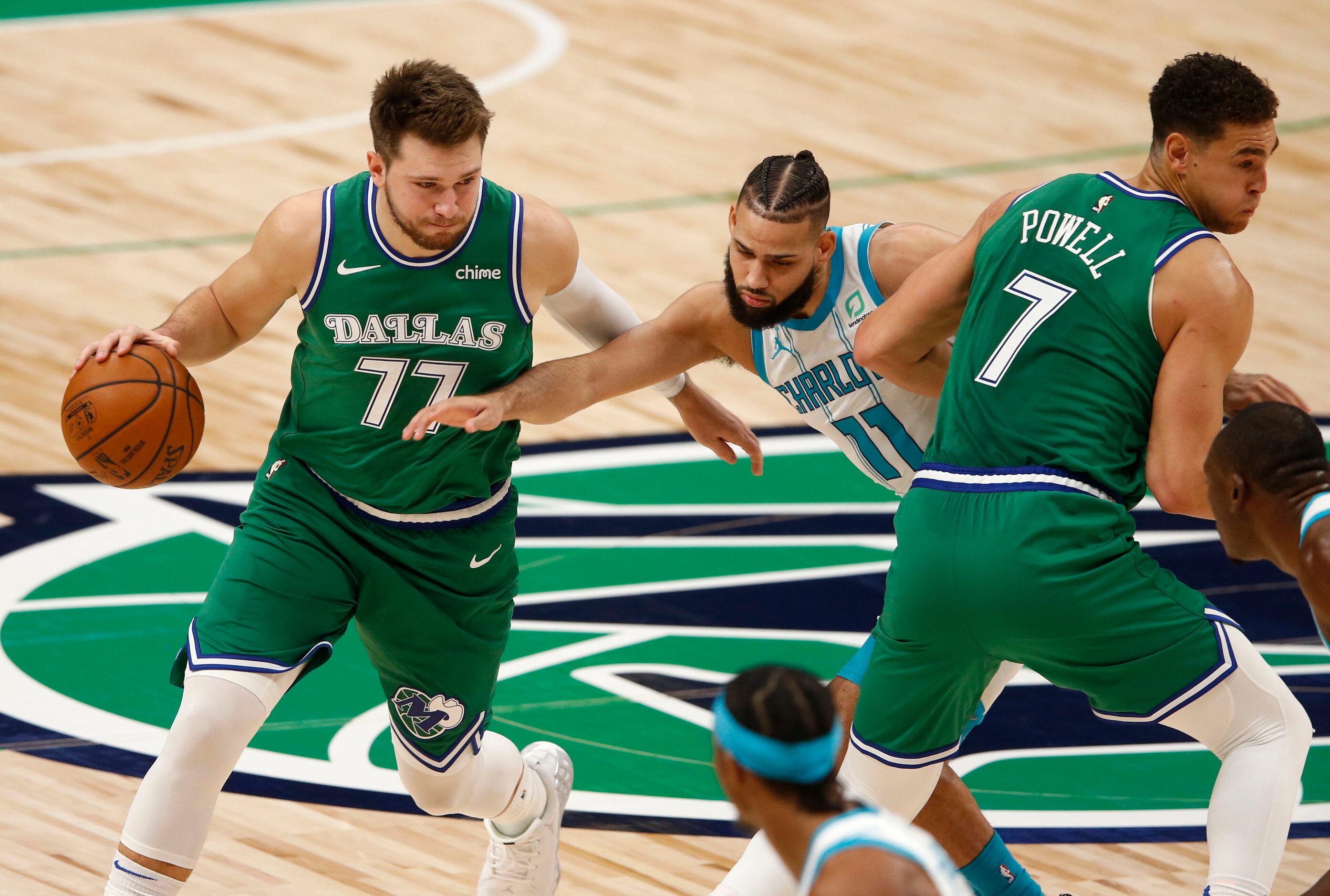 Dallas Mavericks guard Luka Doncic (77) uses a screen from Dallas Mavericks center Dwight...