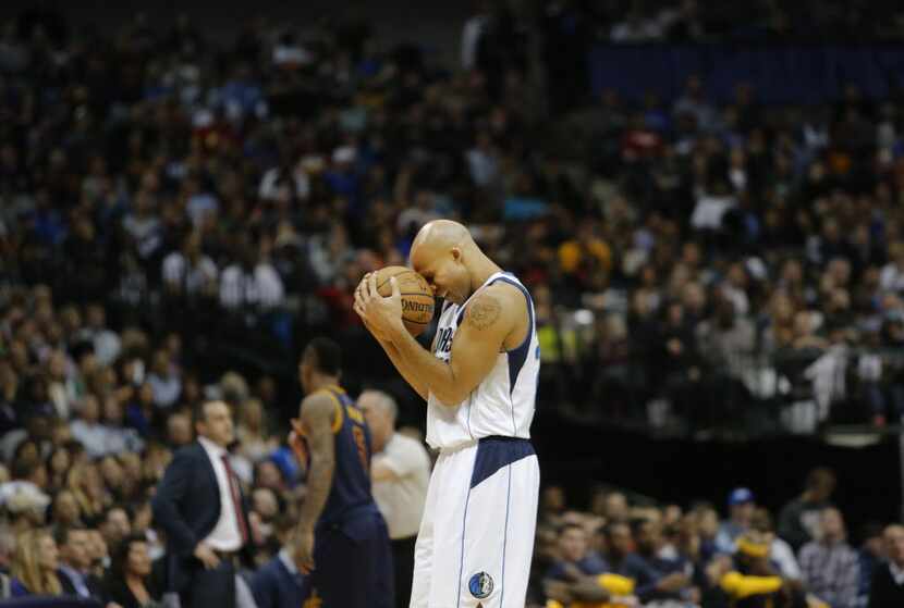 Mavs forward Richard Jefferson motions angrily after a foul was called on him during the...