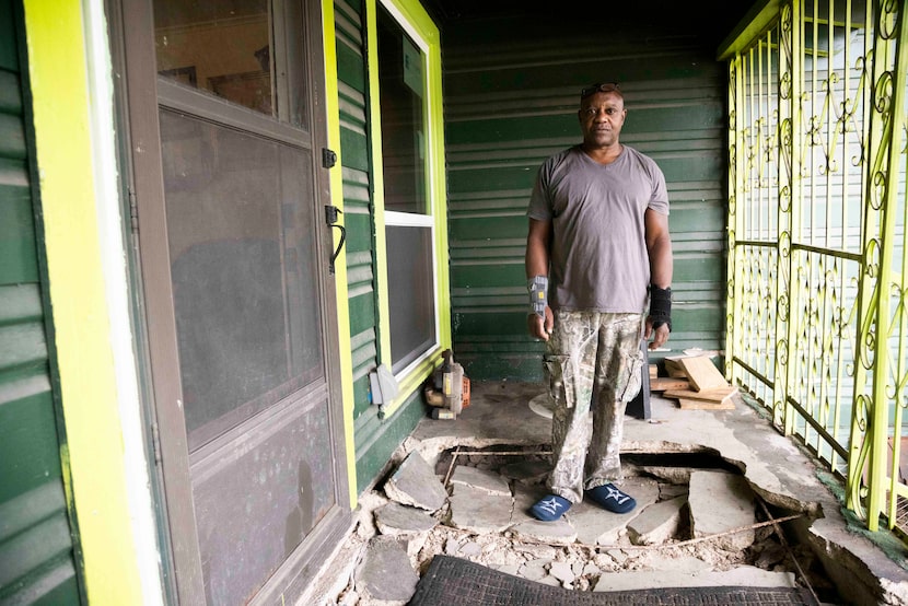 Loucious Miller se encuentra en su porche en ruinas en su casa al este de Oak Cliff el...