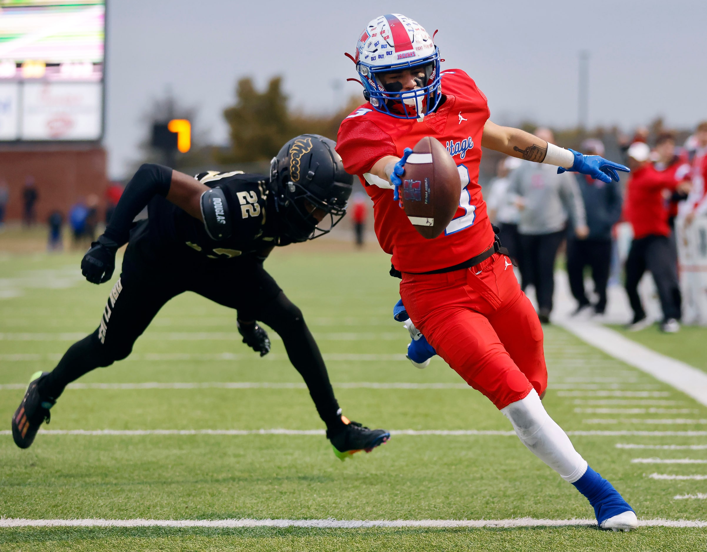 Midlothian Heritage running back Jason Barela (3) extends the ball across the goal line as...