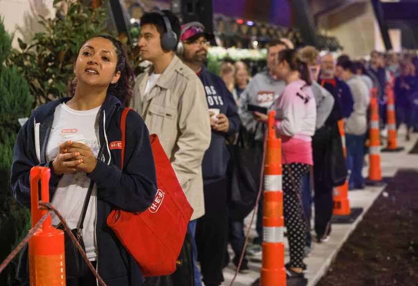 Kellie Quintanilla espera en línea para la apertura del H-E-B de Plano el miércoles 2 de...