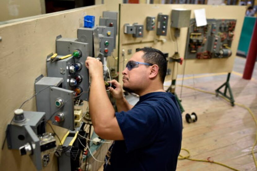 El estudiante William Velasquez practica en el laboratorio del colegio comunitario North Lake.