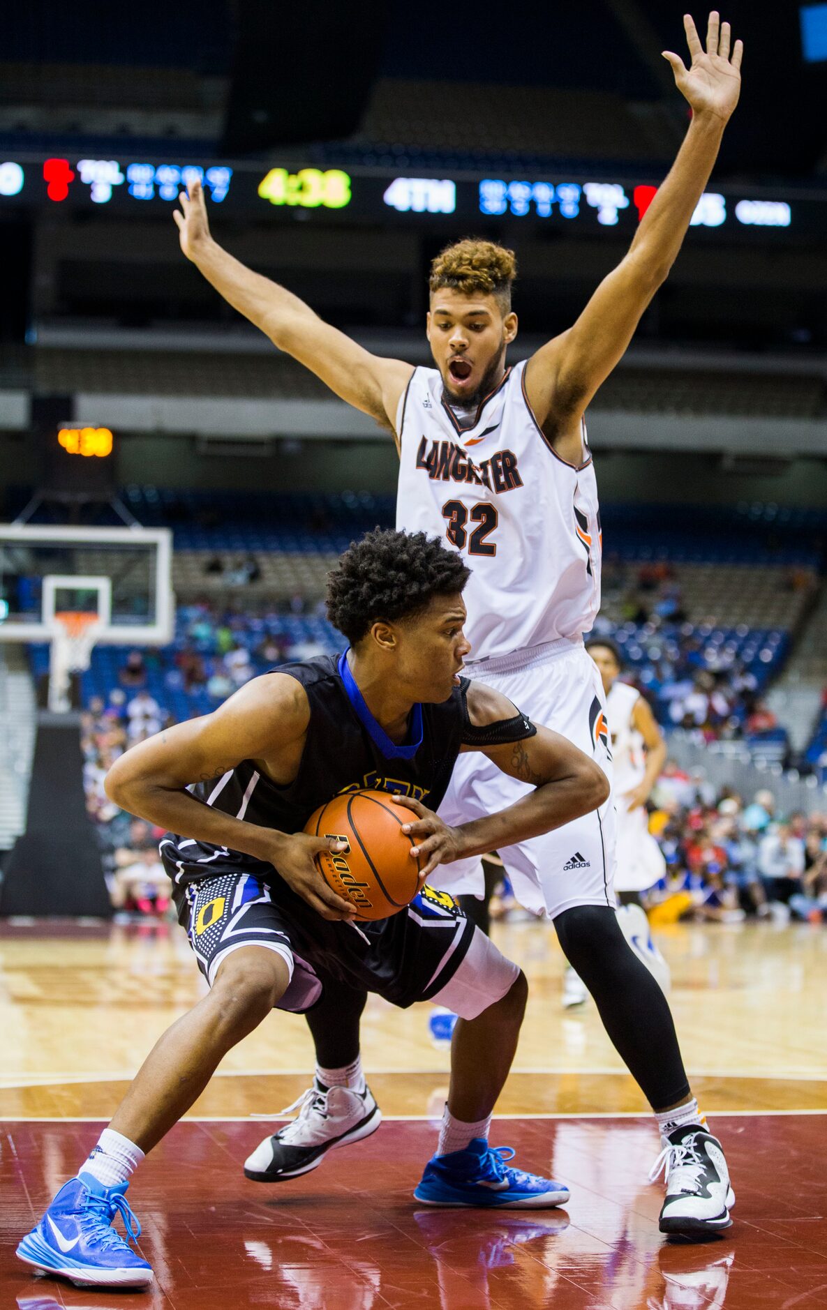 Lancaster forward/center Nate Morris (32) defends against Beaumont Ozen forward Christian...