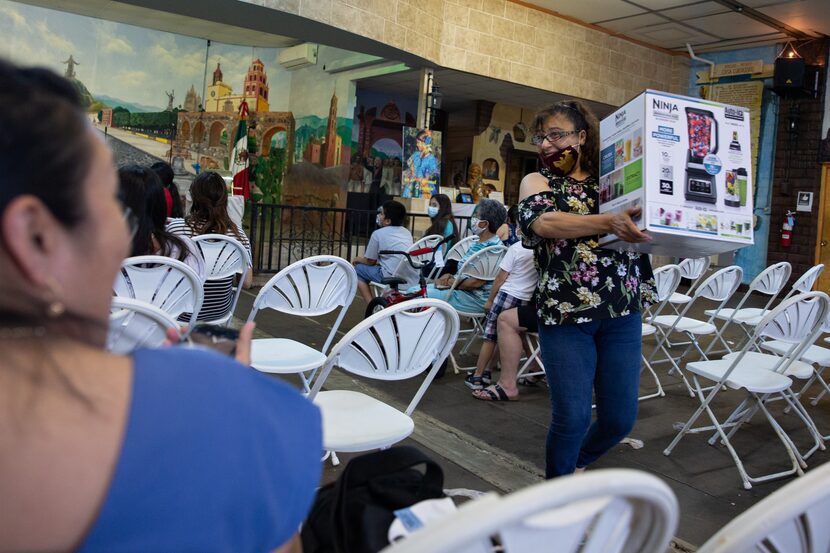 Delia Guerrero se ganó una licuadora Ninja en la rifa durante el festival de Día de las...