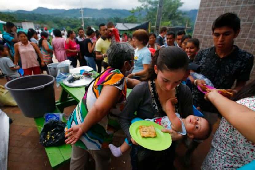 Unos sobrevivientes hacen fila para recibir comida en un albergue en Mocoa, Colombia, el...