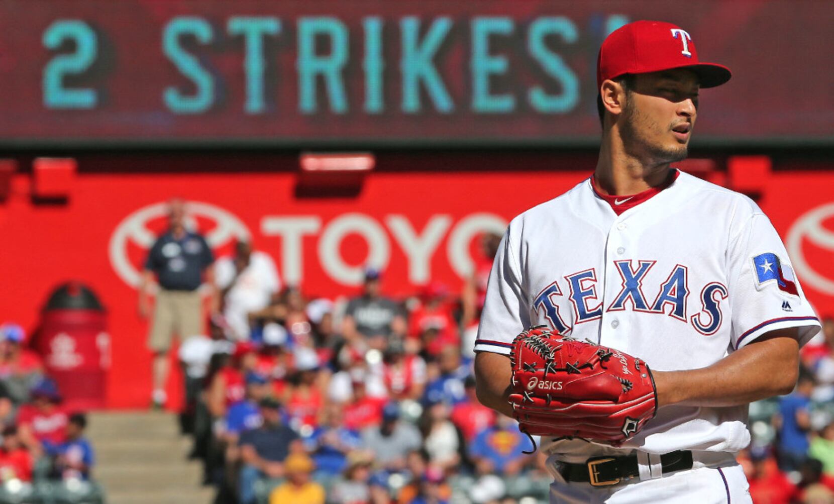 Yu Darvish goes above and beyond in making young fan's day