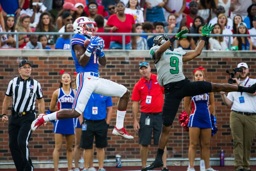 Southern Methodist Mustangs wide receiver Courtland Sutton (16) catches a pass ahead of...