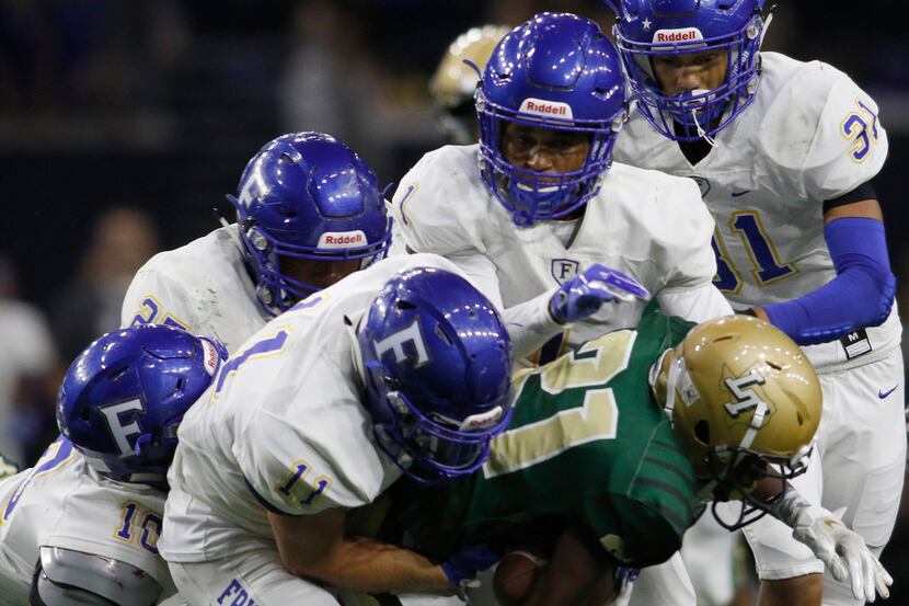 Frisco Lebanon Trail running back Princeton Parker (21) draws a lot of attention from a host...