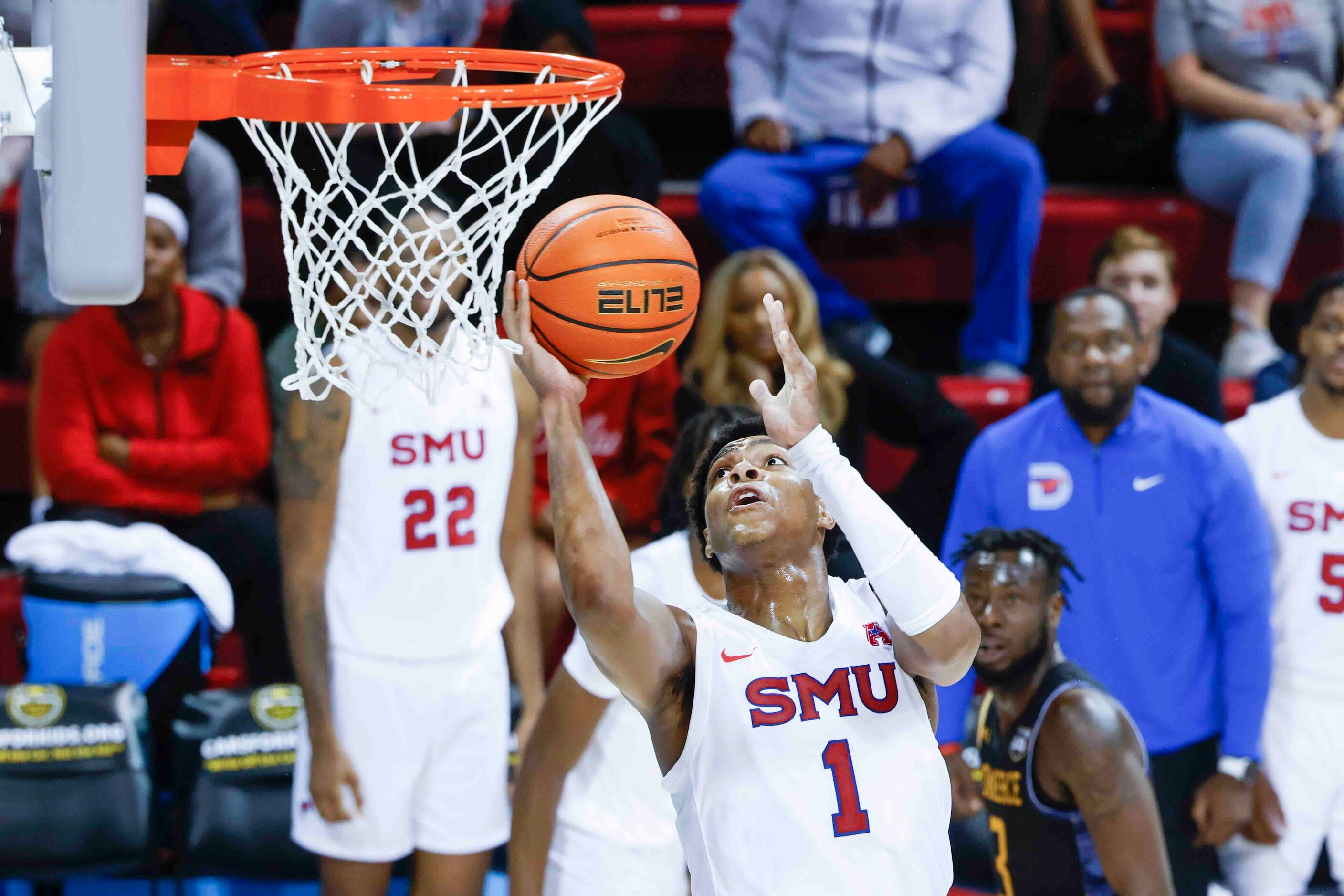 Southern Methodist guard Zhuric Phelps (1) scores against Texas A&M-Comm during the second...