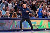 Jason Kidd, entrenador en jefe de los Mavericks de Dallas, celebra una canasta en contra de...