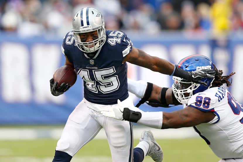 Dallas Cowboys running back Rod Smith (45) attempts to break away from New York Giants...