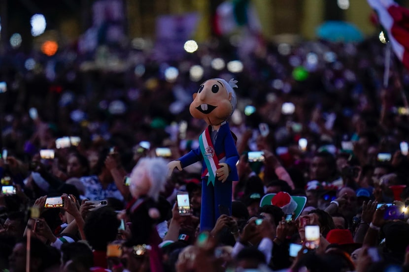 Una persona sostiene un muñeco que representa al presidente mexicano Andrés Manuel López...