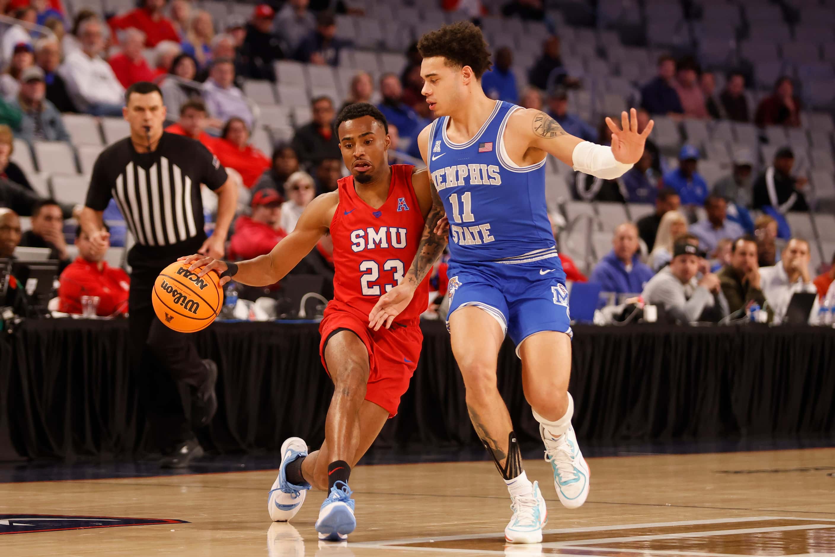 SMU guard Michael Weathers (23) tries to get past Memphis guard Lester Quinones (11) during...