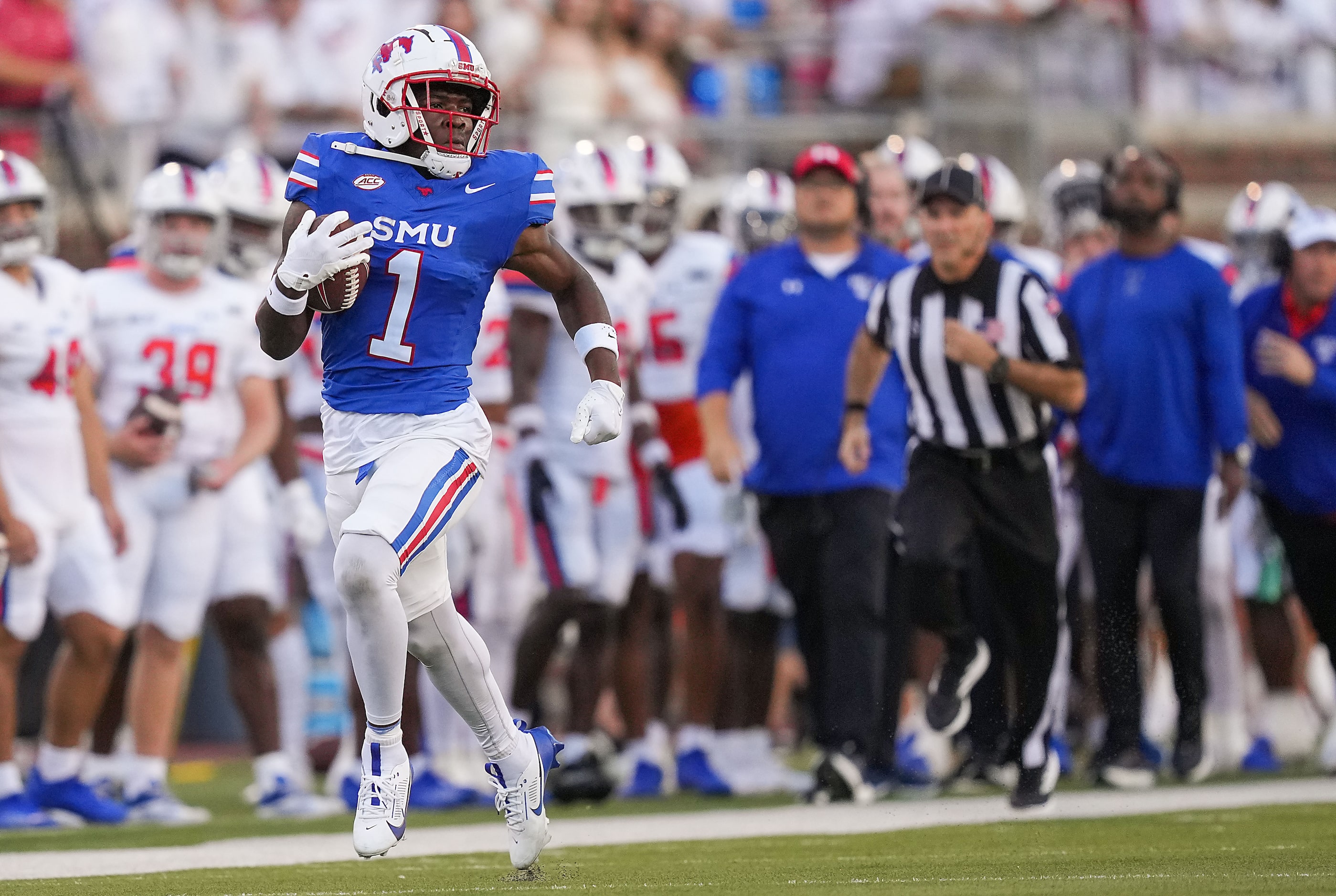 SMU running back Brashard Smith (1) races down the sidelines on a 47-yard run during the...