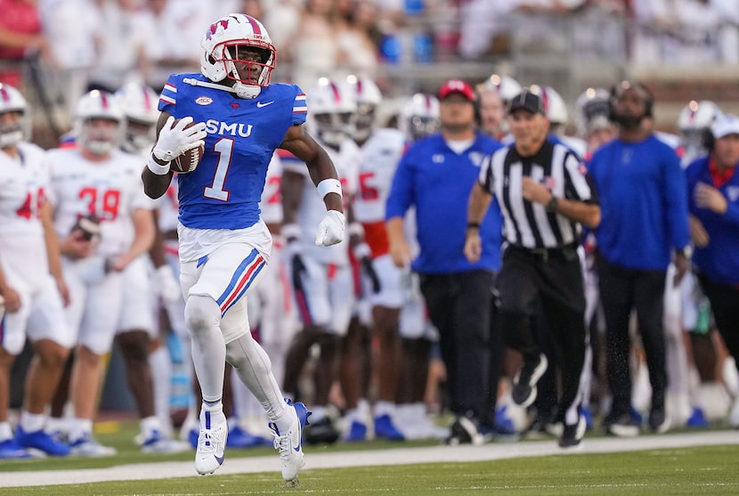 SMU running back Brashard Smith (1) races down the sidelines on a 47-yard run during the...