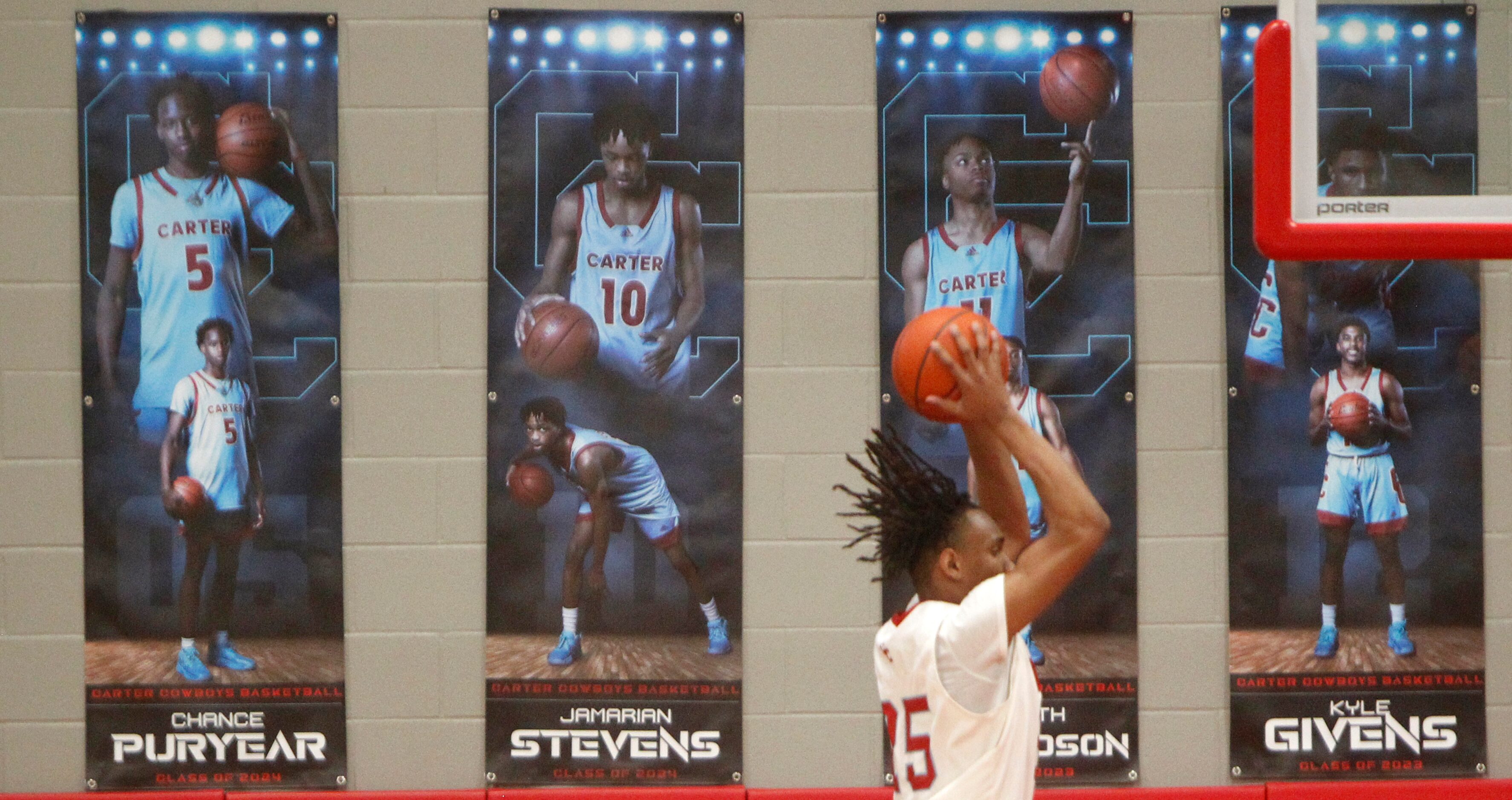 Dallas Carter guard Kole Williams (25) pulls down a rebound during first half action against...