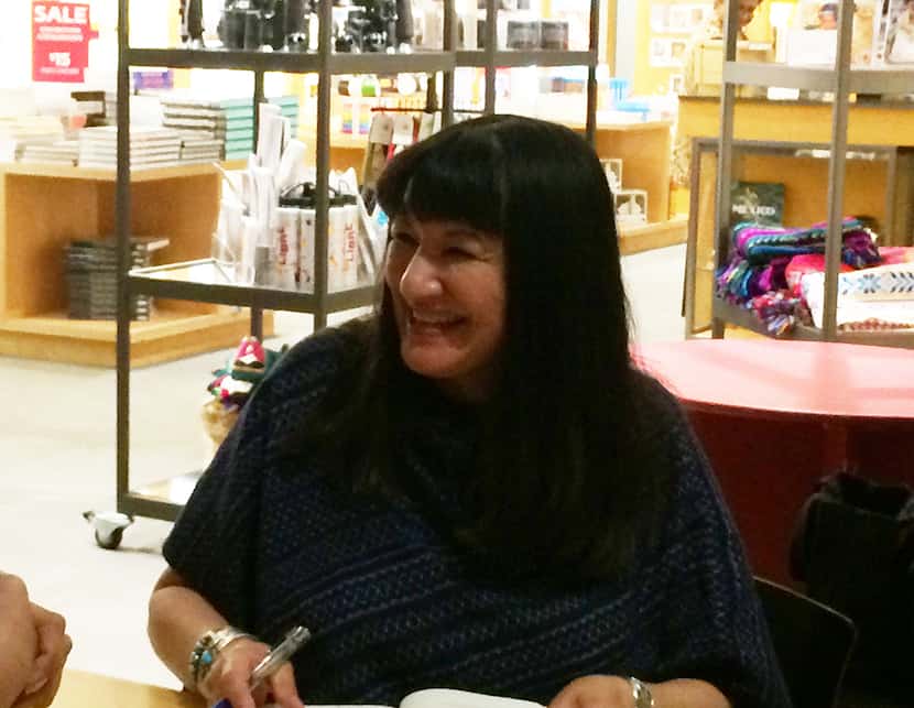 La escritora Sandra Cisneros, firmando libros, en el Museo de Arte de Dallas. Foto JOSEPH...