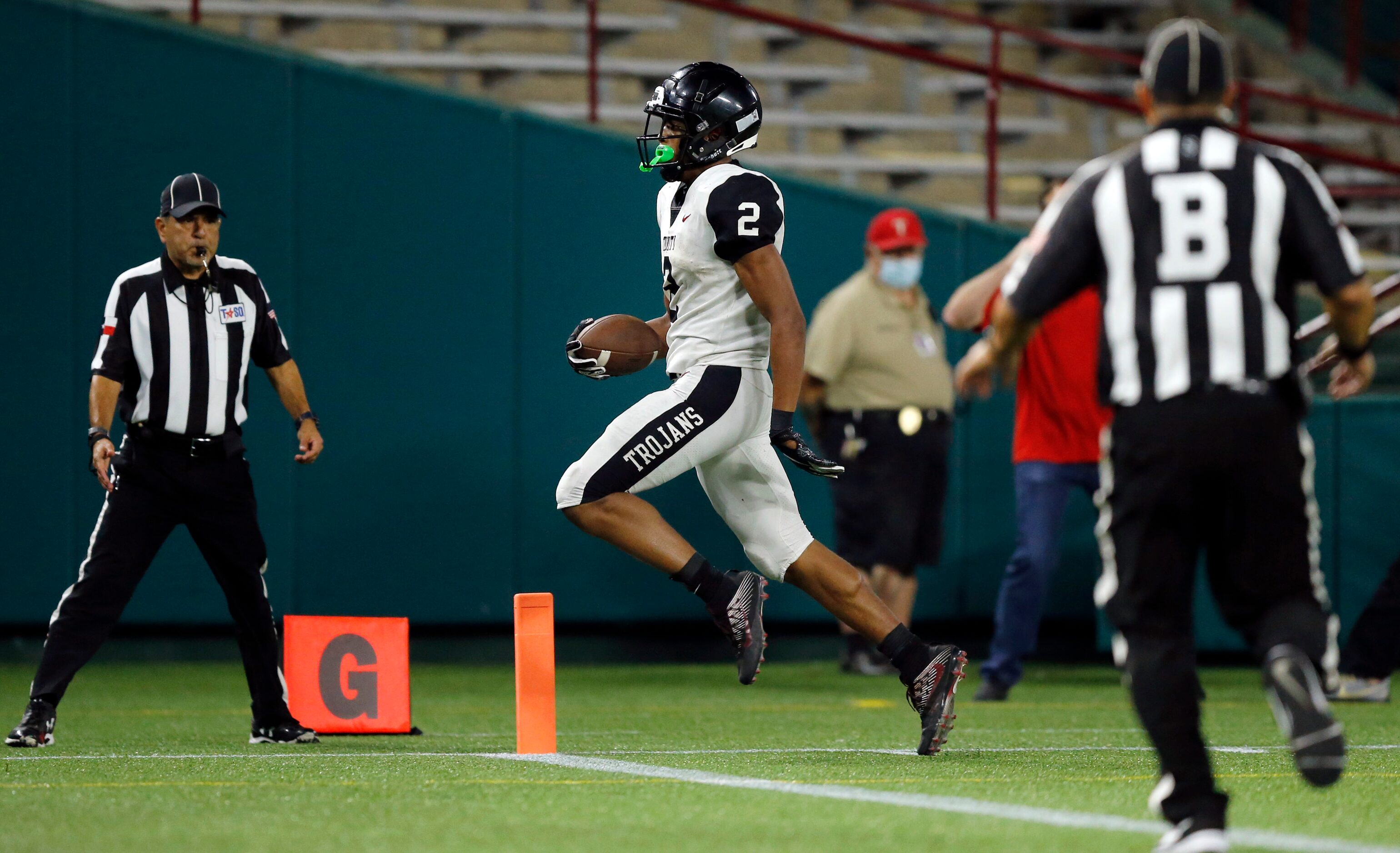 Euless Trinity running back Ollie Gordon (2) strides across the goal line for the winning...