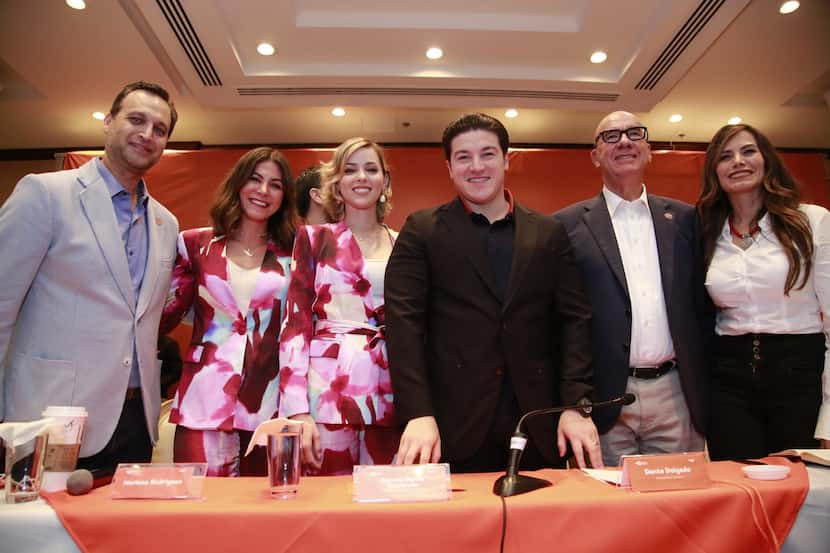 Mariana Rodríguez (traje rosa, der.) y Samuel García (centro der.) serán padres.