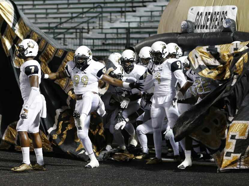 South Oak Cliff's Robert Hampton (99) and teammates prepares to take the field before...